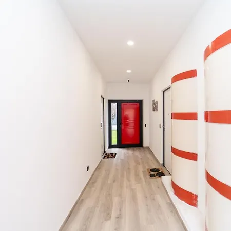 Spacious With Wifi And Ac & Parking *