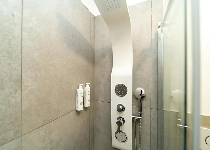 Lejlighed Spacious With Wifi And Ac & Parking *