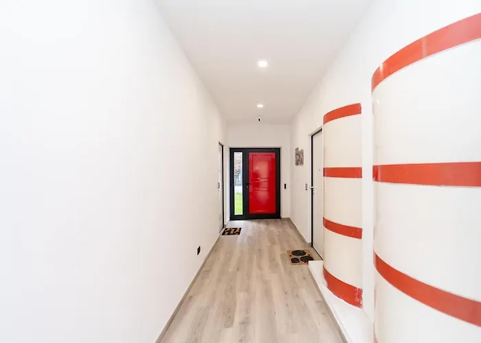 Spacious With Wifi And Ac & Parking *